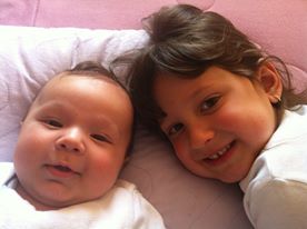 Daniel, 4 meses, e Alice, 5 anos, filhos da Débora. "Ela é uma super irmã, me ajuda bastante e adora brincar com ele"
