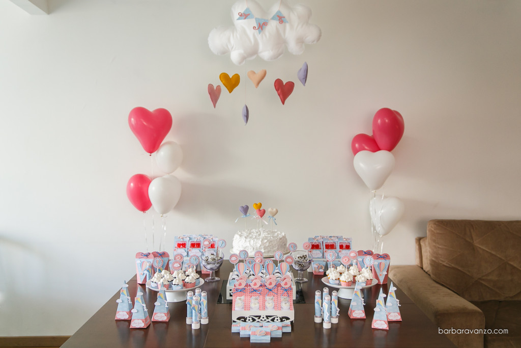 Festa de um ano com o tema O amor está no ar balões passarinhos pipas