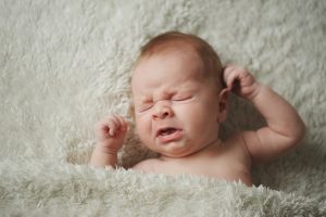 é normal o bebê espirrar