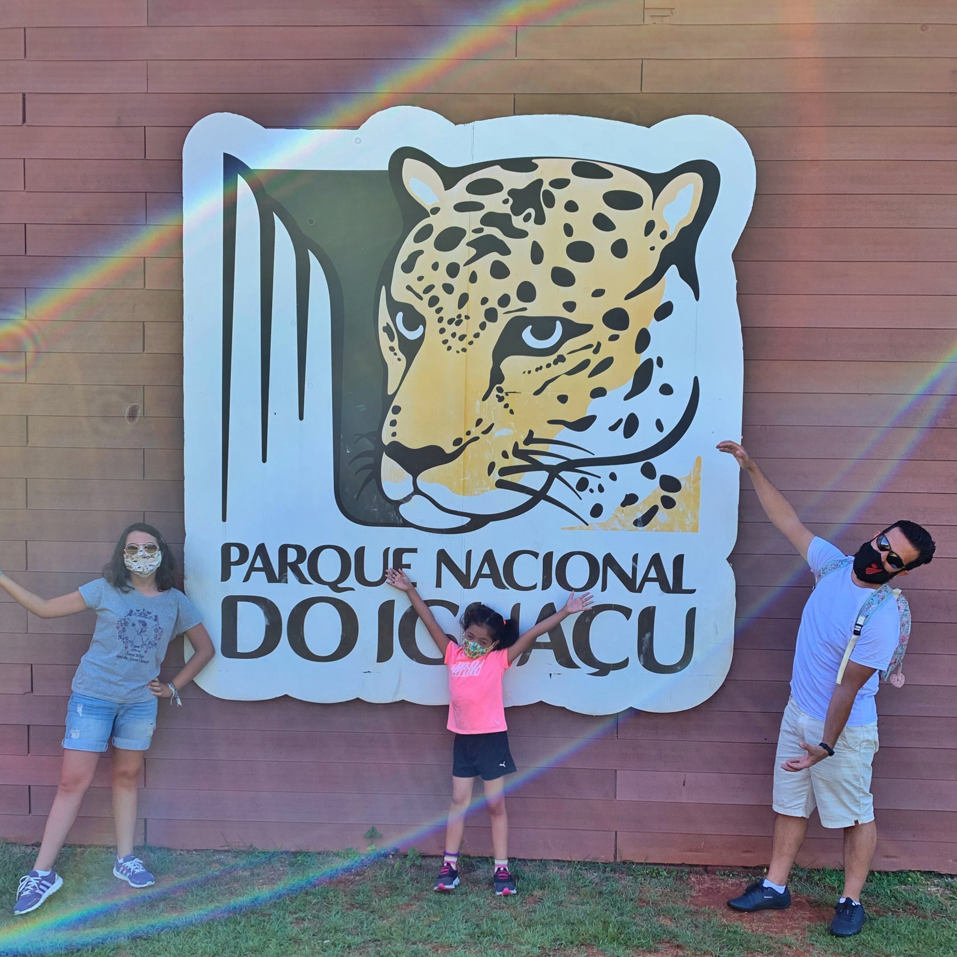 Nesse mês de fevereiro/21, nos visitamos Foz do Iguaçu com as crianças (Ana Júlia, aos 6 e Manuela, aos 12). Fizemos vários passeios legais. Abaixo eu conto resumidamente como foi visitar as Cataratas do Iguaçu com crianças.