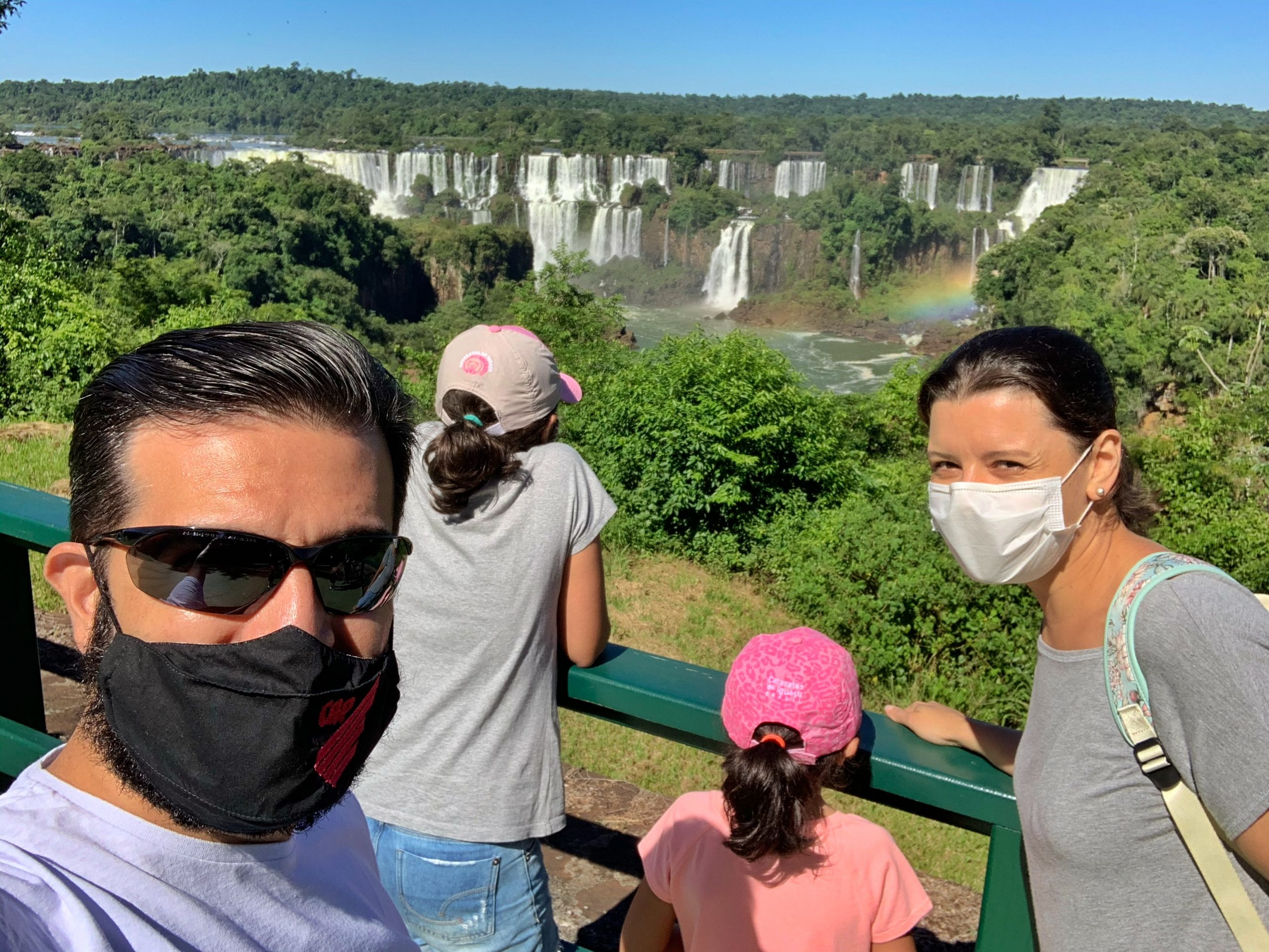 Nesse mês de fevereiro/21, nos visitamos Foz do Iguaçu com as crianças (Ana Júlia, aos 6 e Manuela, aos 12). Fizemos vários passeios legais. Abaixo eu conto resumidamente como foi visitar as Cataratas do Iguaçu com crianças.